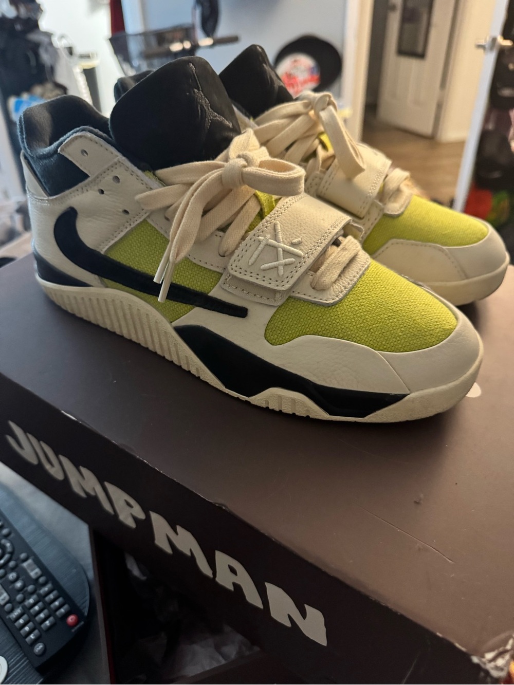 Jump man Jack x Jordan Travis Scott bright cactus colorway. Worn twice. Men’s 9